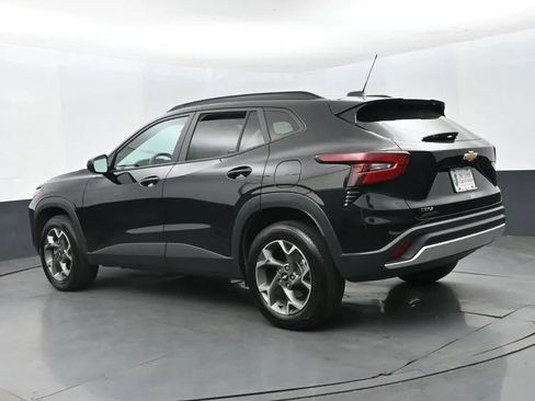 Used 2025 Chevrolet Trax LT FWD image 9