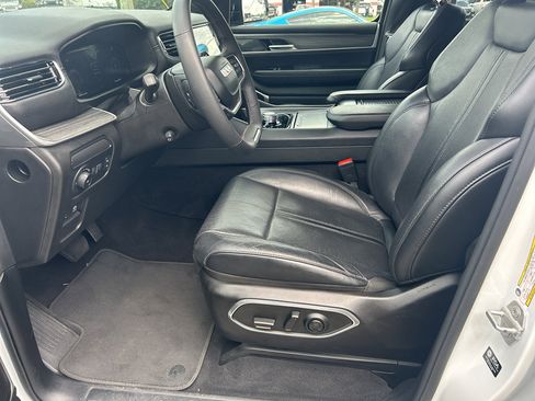 Used 2024 Jeep Wagoneer L Series II image 13