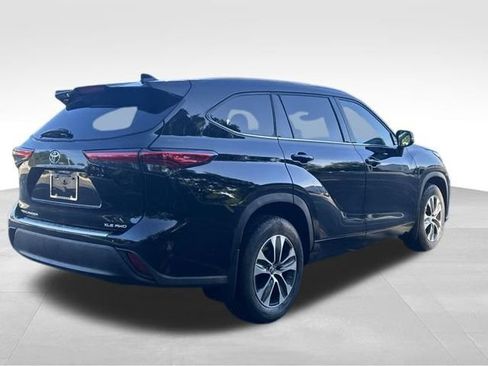 Used 2022 Toyota Highlander XLE AWD/4WD image 5