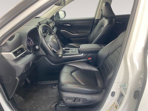 Used 2022 Toyota Highlander XLE image 9