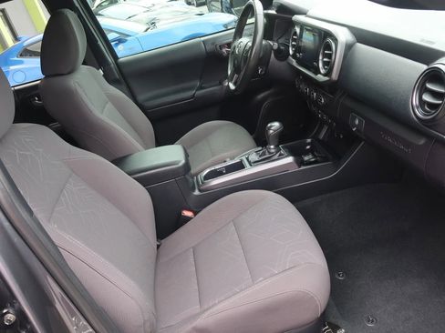 Used 2018 Toyota Tacoma TRD Off-Road AWD/4WD image 25