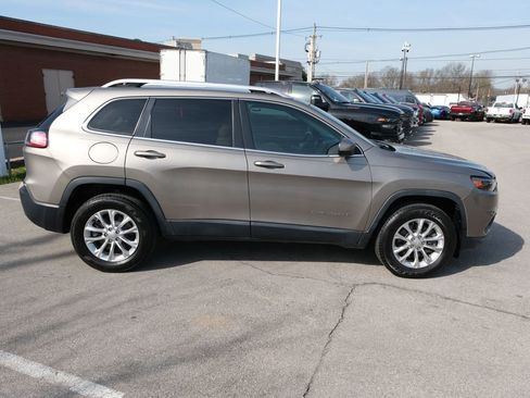 Used 2019 Jeep Cherokee Latitude w/ Cold Weather Group image 2