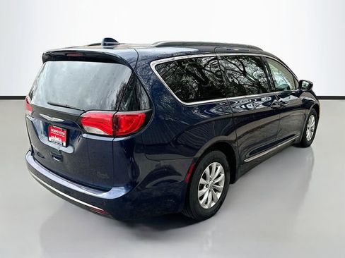 Used 2017 Chrysler Pacifica Touring-L FWD image 6