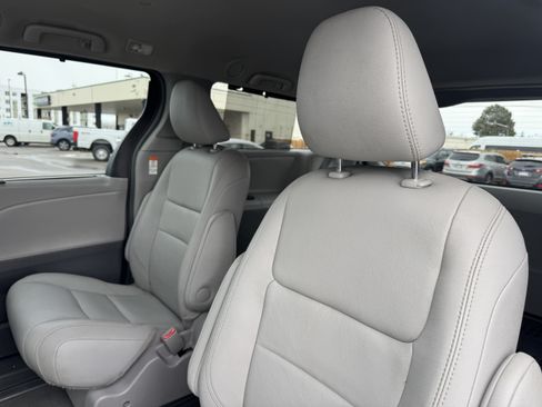 Used 2017 Toyota Sienna XLE Premium image 15