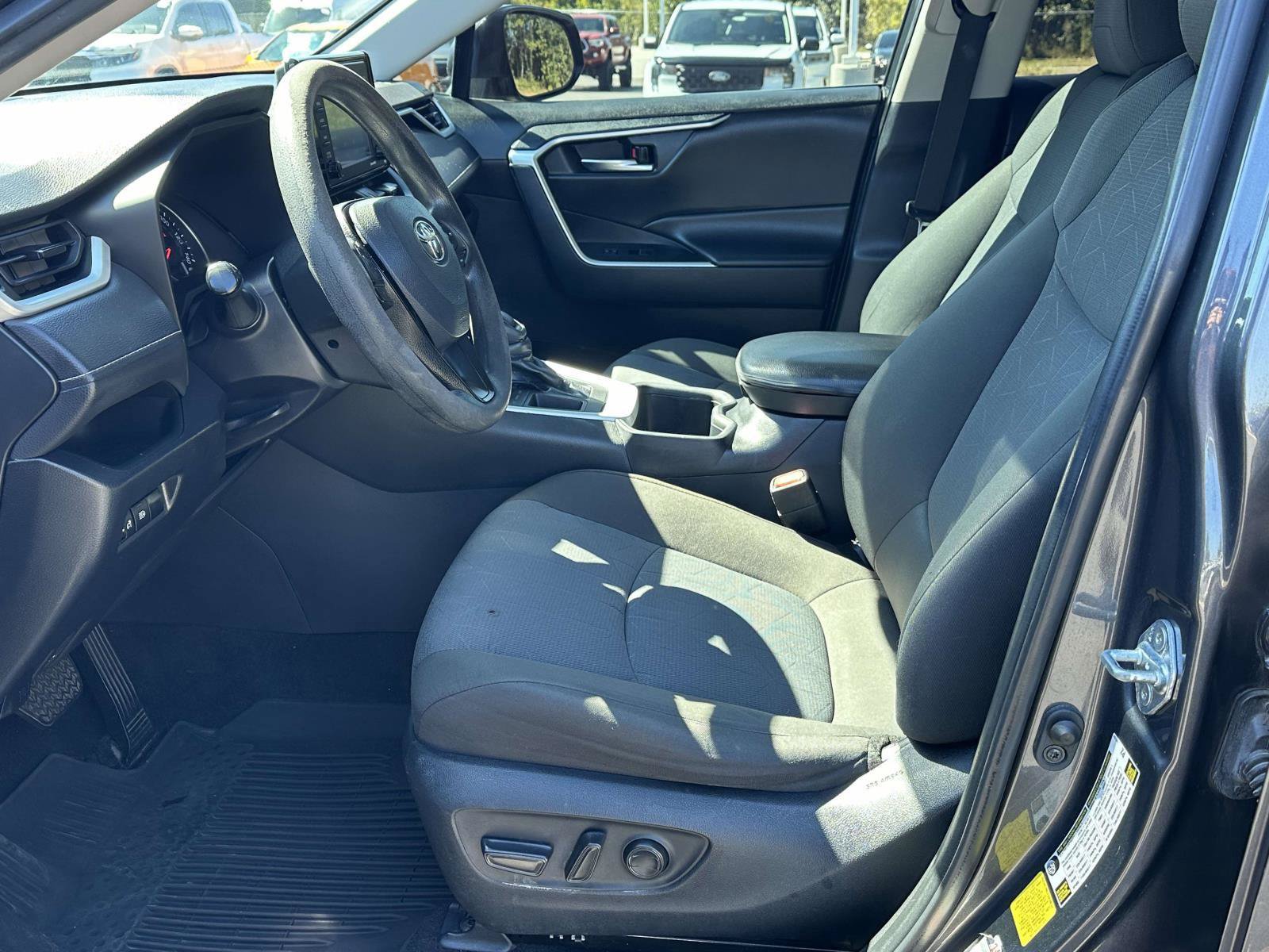 Used 2022 Toyota RAV4 XLE FWD image 4