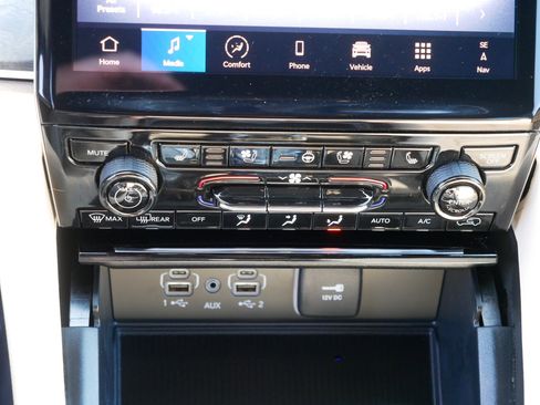 Used 2025 Jeep Grand Cherokee Limited w/ Luxury Tech Group II image 23