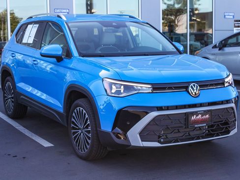 Used 2025 Volkswagen Taos SE image 3