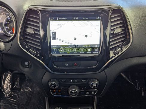 Used 2020 Jeep Cherokee Limited image 27