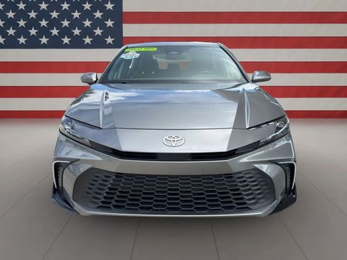 Used 2025 Toyota Camry SE image 2