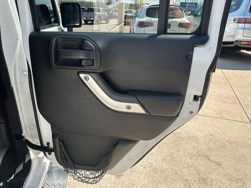 Used 2013 Jeep Wrangler Unlimited Sahara w/ Connectivity Group AWD/4WD image 15