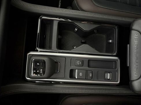 Used 2024 Nissan Pathfinder Platinum image 12