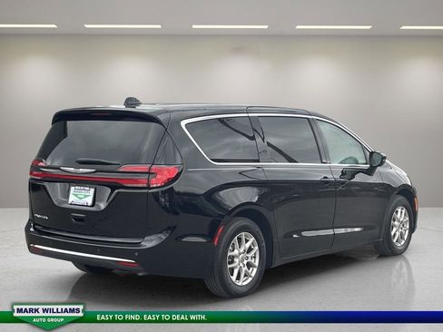 Used 2024 Chrysler Pacifica Touring-L image 7