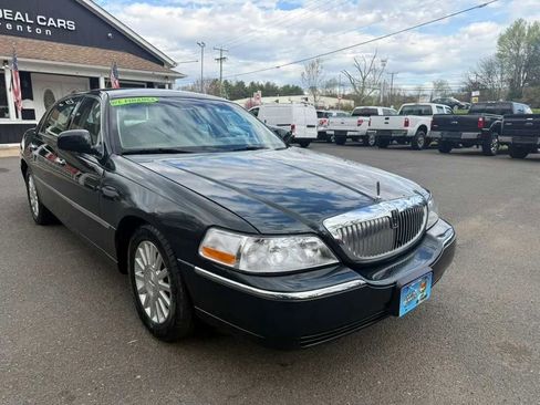 Used 2003 Lincoln Town Car Executive RWD image 1