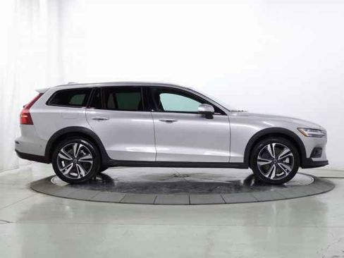 Certified 2025 Volvo V60 B5 Cross Country Plus image 12