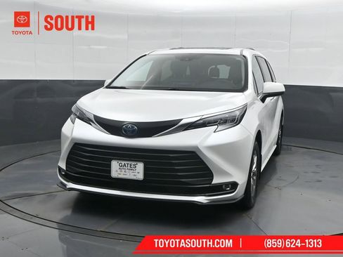 Used 2025 Toyota Sienna XLE FWD image 6