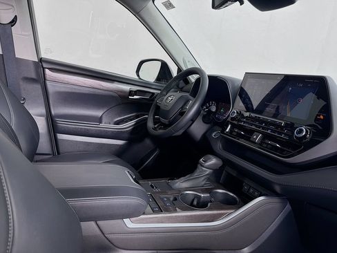Certified 2021 Toyota Highlander Platinum FWD image 34