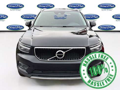 Used 2022 Volvo XC40 T5 Momentum image 2