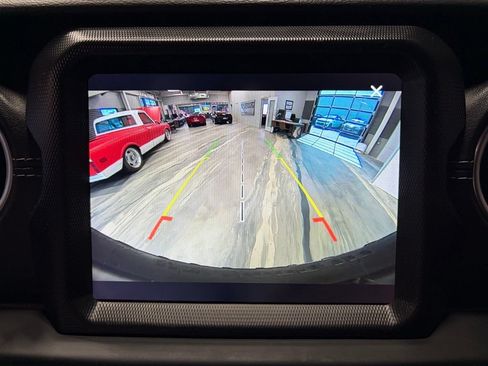 Used 2018 Jeep Wrangler Unlimited Sahara w/ Dual Top Group AWD/4WD image 18