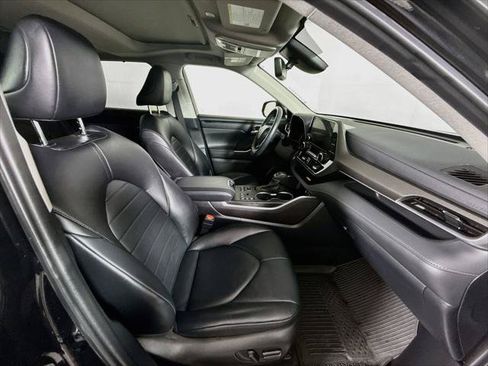 Certified 2024 Toyota Highlander XLE AWD/4WD image 30