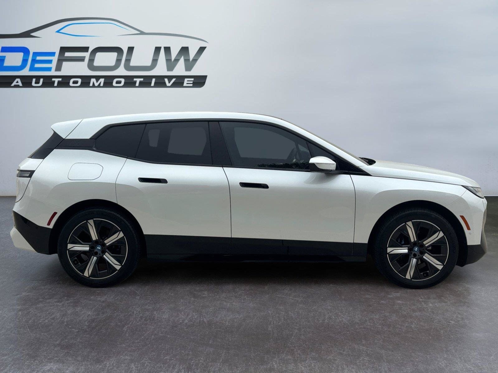 Used 2025 BMW iX xDrive50 w/ Premium Package AWD/4WD image 2