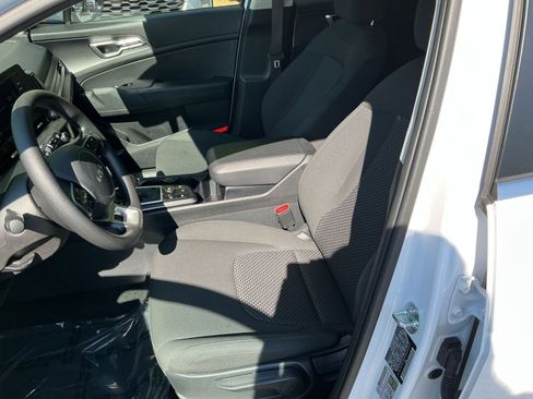 Used 2025 Kia Sportage LX FWD image 31