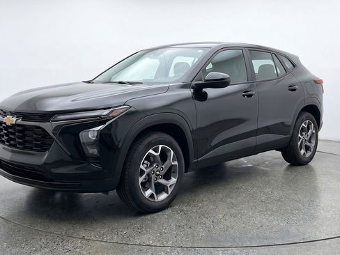 Used 2025 Chevrolet Trax LT FWD image 3