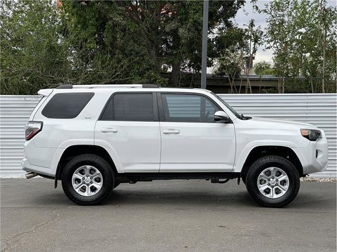 Used 2020 Toyota 4Runner SR5 Premium w/ Moonroof Package AWD/4WD image 9