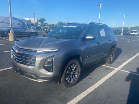 Used 2025 Chevrolet Equinox LT w/ Convenience Package II FWD image 3