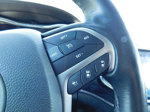 Used 2019 Jeep Grand Cherokee Overland AWD/4WD image 26