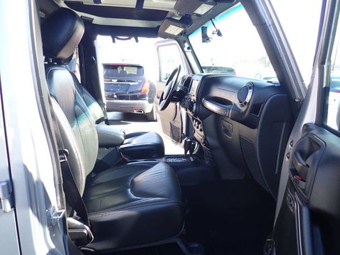 Used 2018 Jeep Wrangler Unlimited Sahara image 12
