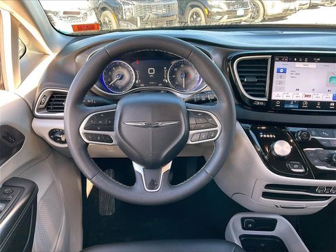 Used 2024 Chrysler Pacifica Touring-L image 17