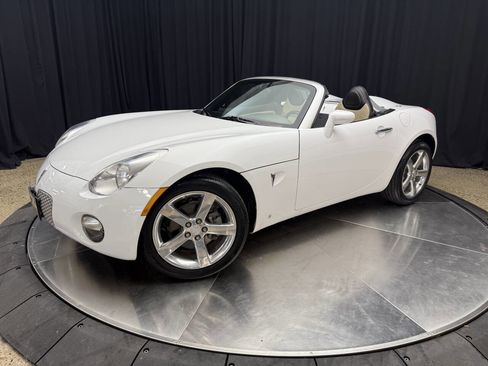 Used 2008 Pontiac Solstice Convertible w/ Premium Package image 2