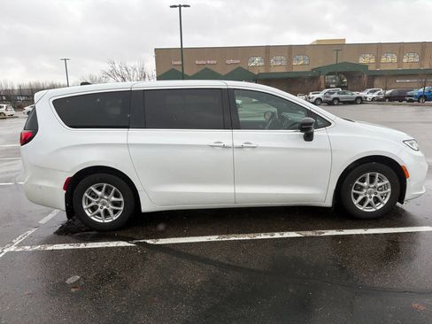 Used 2025 Chrysler Pacifica Select w/ Uconnect Theater Family Group image 2