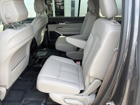 Used 2023 Jeep Wagoneer Series II w/ Convenience Group I AWD/4WD image 11
