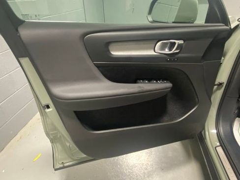 Used 2025 Volvo XC40 B5 Core image 7