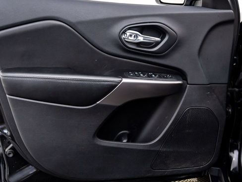 Used 2019 Jeep Cherokee Latitude w/ Cold Weather Group image 12