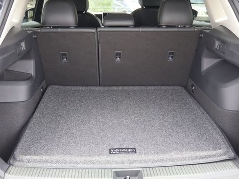 Certified 2025 Volkswagen Tiguan SE FWD image 18