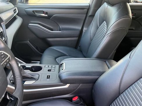 Used 2023 Toyota Highlander XSE FWD image 10