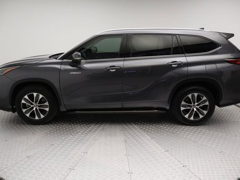 Used 2021 Toyota Highlander XLE FWD image 12