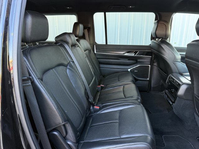 Used 2023 Jeep Wagoneer L Series II AWD/4WD image 31
