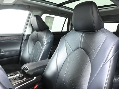 Used 2022 Toyota Highlander Platinum AWD/4WD image 16