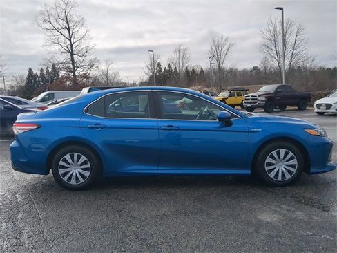 Used 2020 Toyota Camry LE image 3