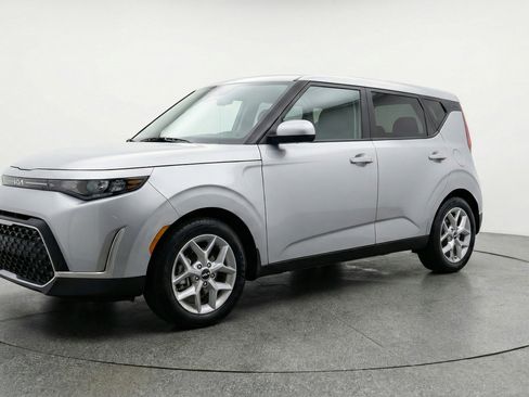 Used 2025 Kia Soul LX w/ LX Technology Package image 2