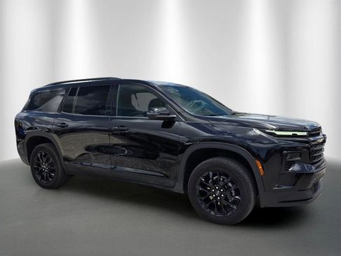 Used 2025 Chevrolet Traverse LT w/ Midnight/Sport Edition FWD image 2