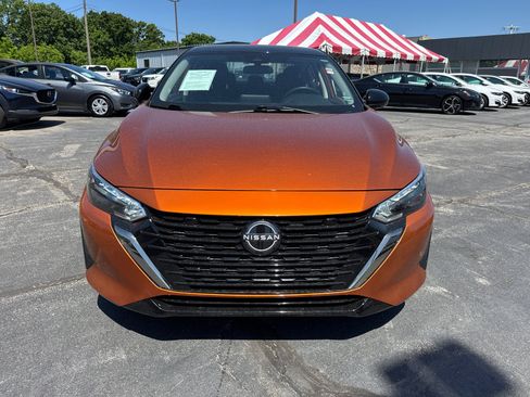 Used 2025 Nissan Sentra SR FWD image 2