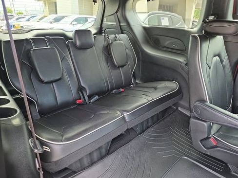 Used 2022 Chrysler Pacifica Limited w/ S Appearance Package FWD image 34