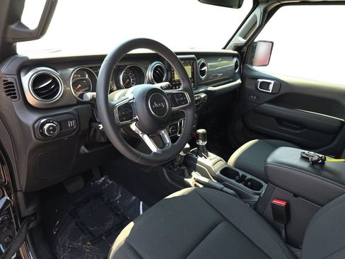 Used 2023 Jeep Gladiator Overland AWD/4WD image 16