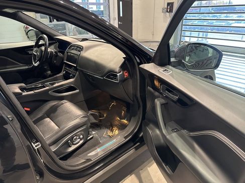 Used 2019 Jaguar F-PACE R-Sport image 38