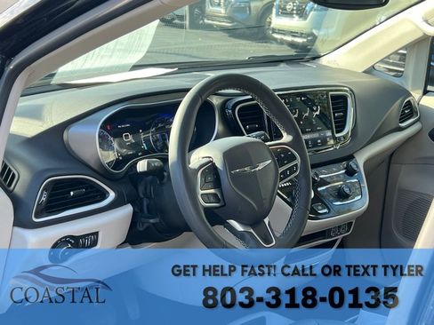 Used 2024 Chrysler Pacifica Touring-L FWD image 10