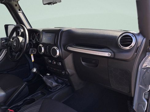Used 2015 Jeep Wrangler Unlimited Sahara w/ Connectivity Group AWD/4WD image 31